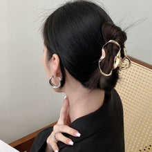 Load image into Gallery viewer, Golden High-End Sense Line Hair Clip
