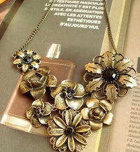 Load image into Gallery viewer, Flower Retro Palace Necklace
