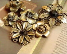 Load image into Gallery viewer, Flower Retro Palace Necklace
