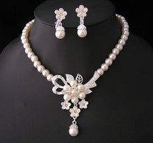 Load image into Gallery viewer, Bridesmaid Wedding Flower Glass Pearl Necklace Set
