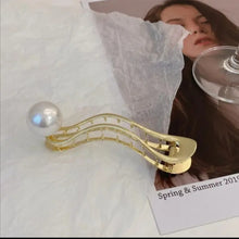Load image into Gallery viewer, Twisted Geometric Pearl Hair Clip
